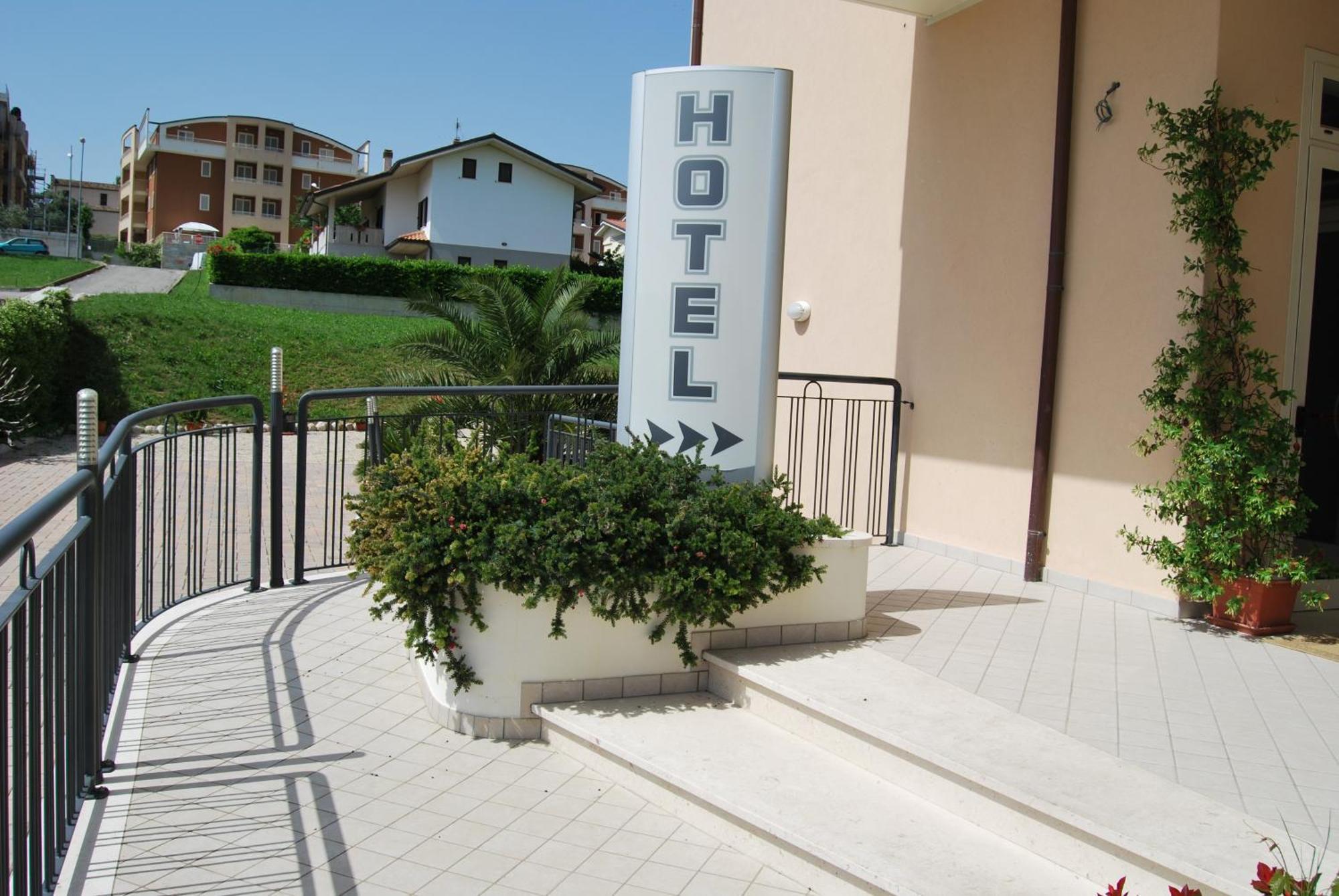 Eu Ropa Hotel Nereto Exterior foto