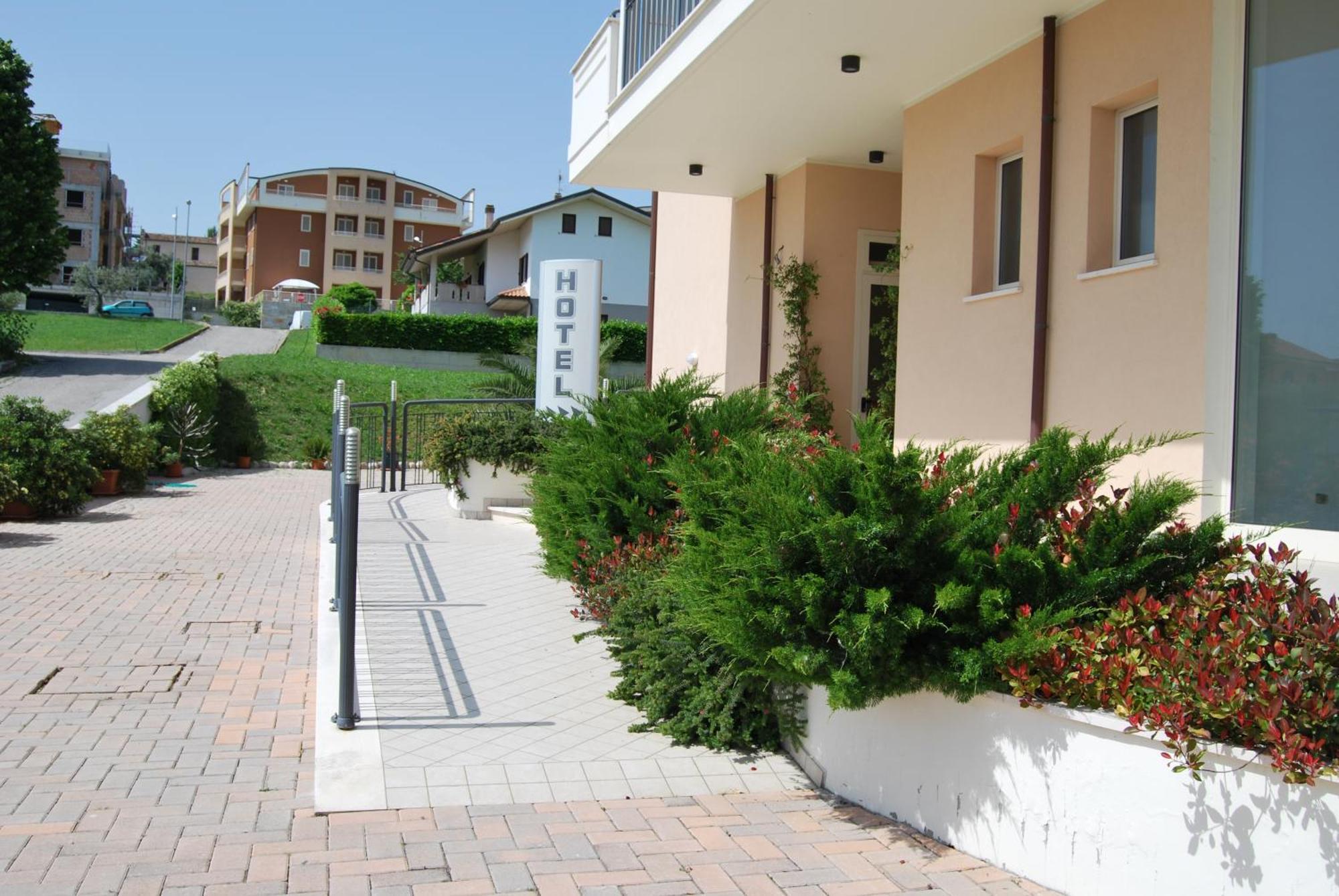 Eu Ropa Hotel Nereto Exterior foto